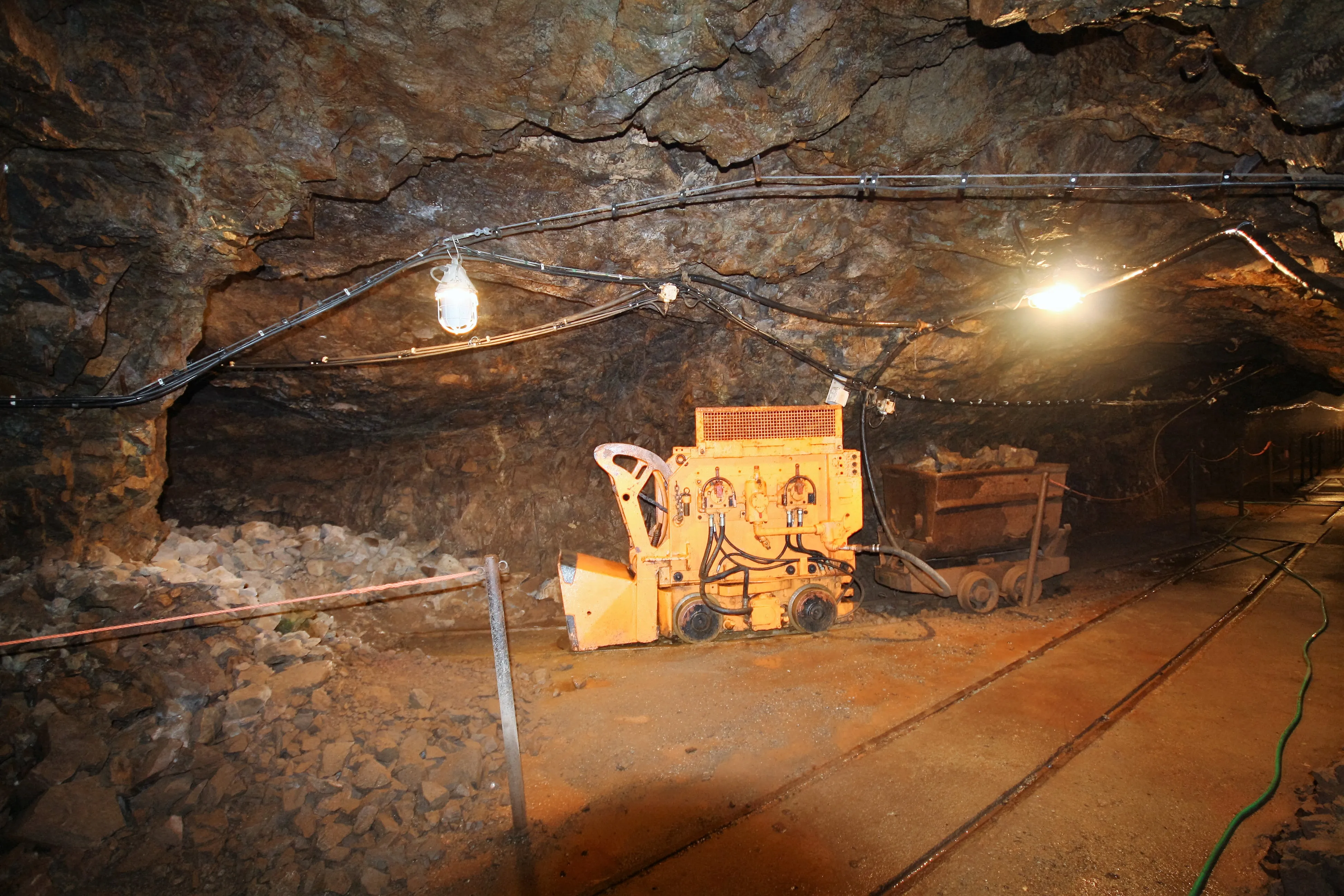Underground mining with rock and mining machine