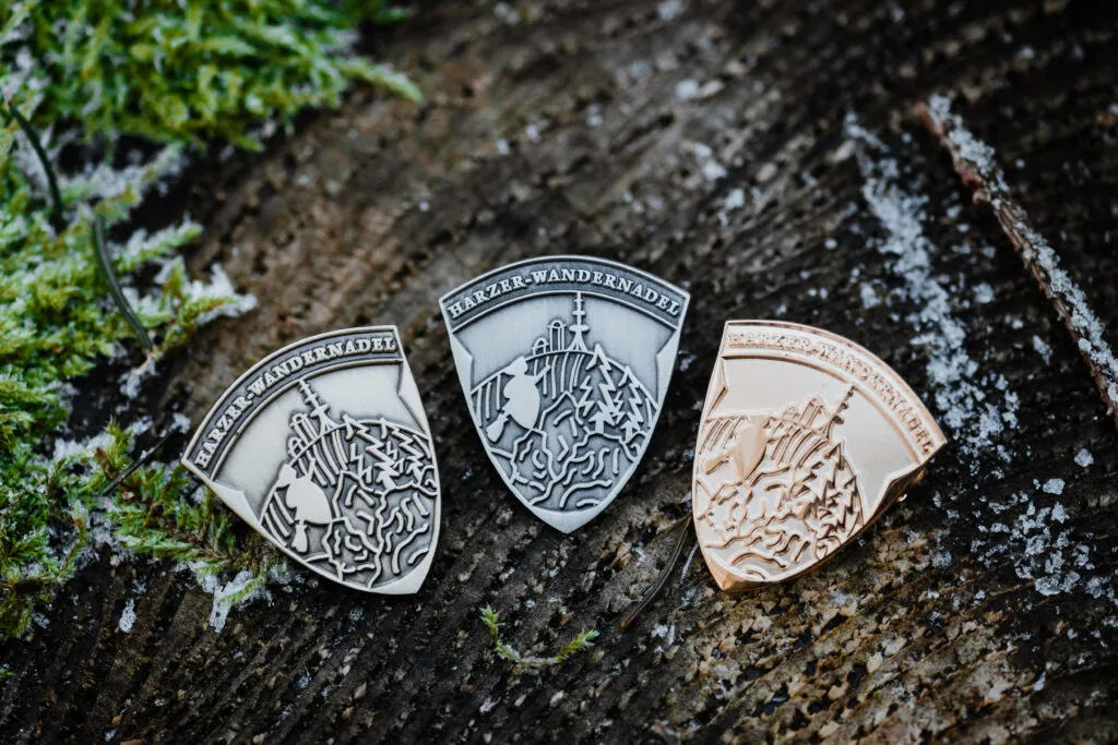 Tre vandrenåle fra Harzen på en træoverflade