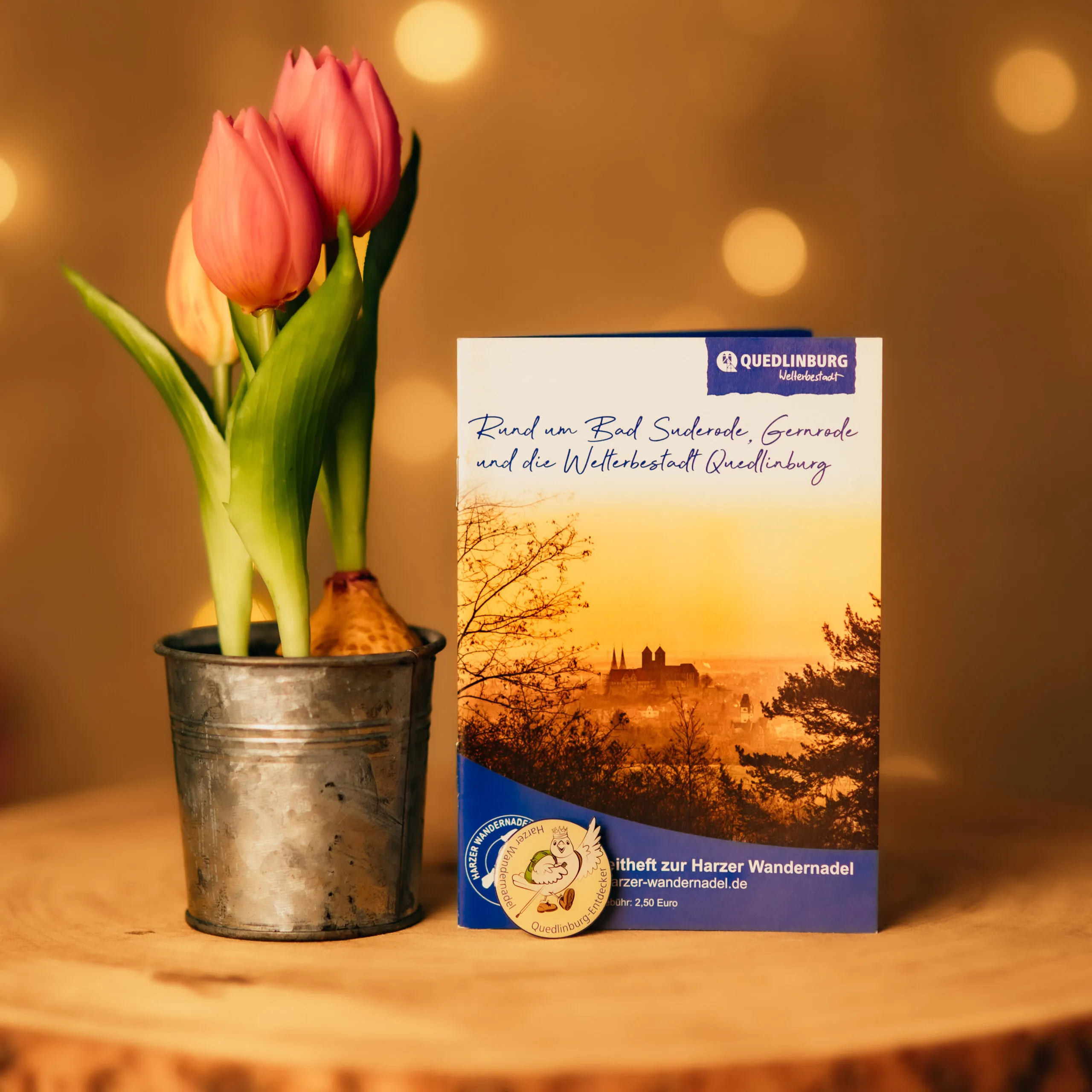 Tulipaner ved siden af Quedlinburg-hæfte på træbord